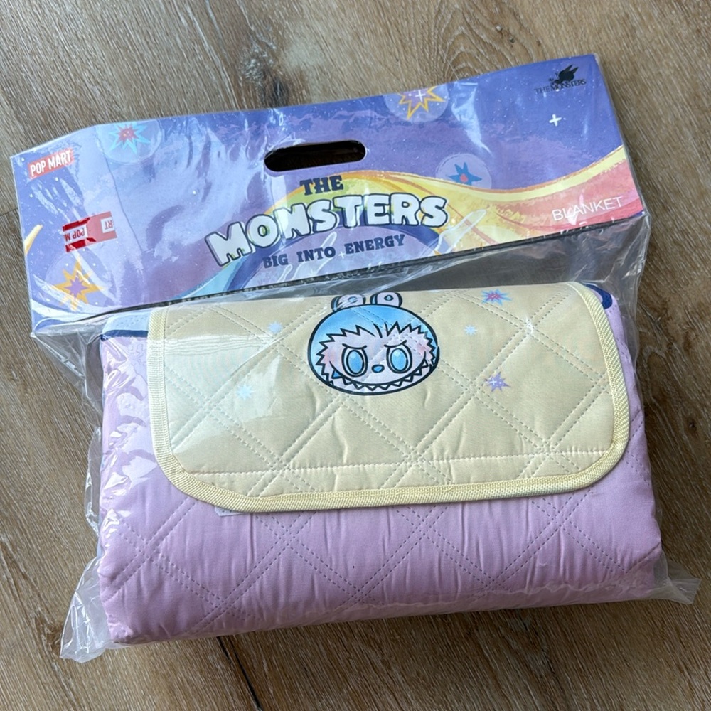 Popmart The Monsters Big into energy picnic blanket 2 m x 2 m